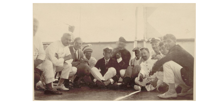 Foto Kelompok Pejabat dan Awak Kapal Kolonial Belanda di Geladak Kapal, Salabangka, Sulawesi Tengah